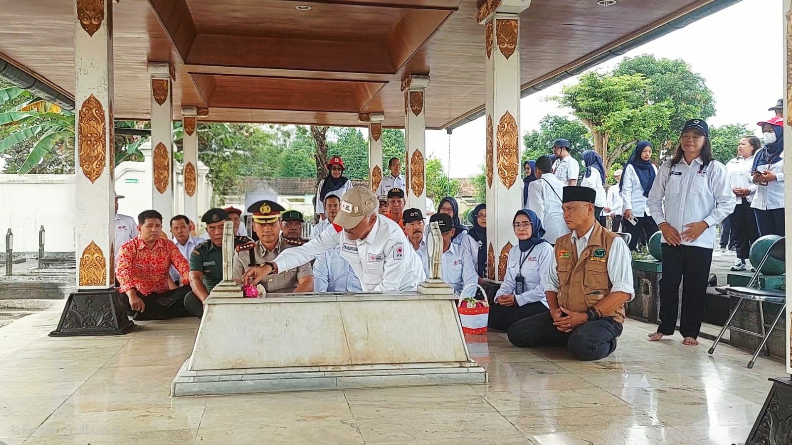 Peringati HUT Ke-80 PMI: PMI Purwakarta Ziarah ke Makam Pahlawan PMI